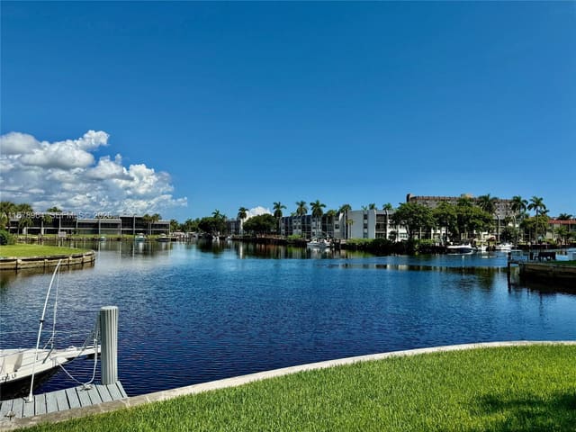 930 SE 9th Avenue 8, Pompano Beach, FL 33060