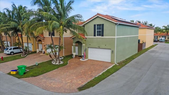 3325 Elizabeth Place S, sold in St Paul Estates, Palm Springs, FL
