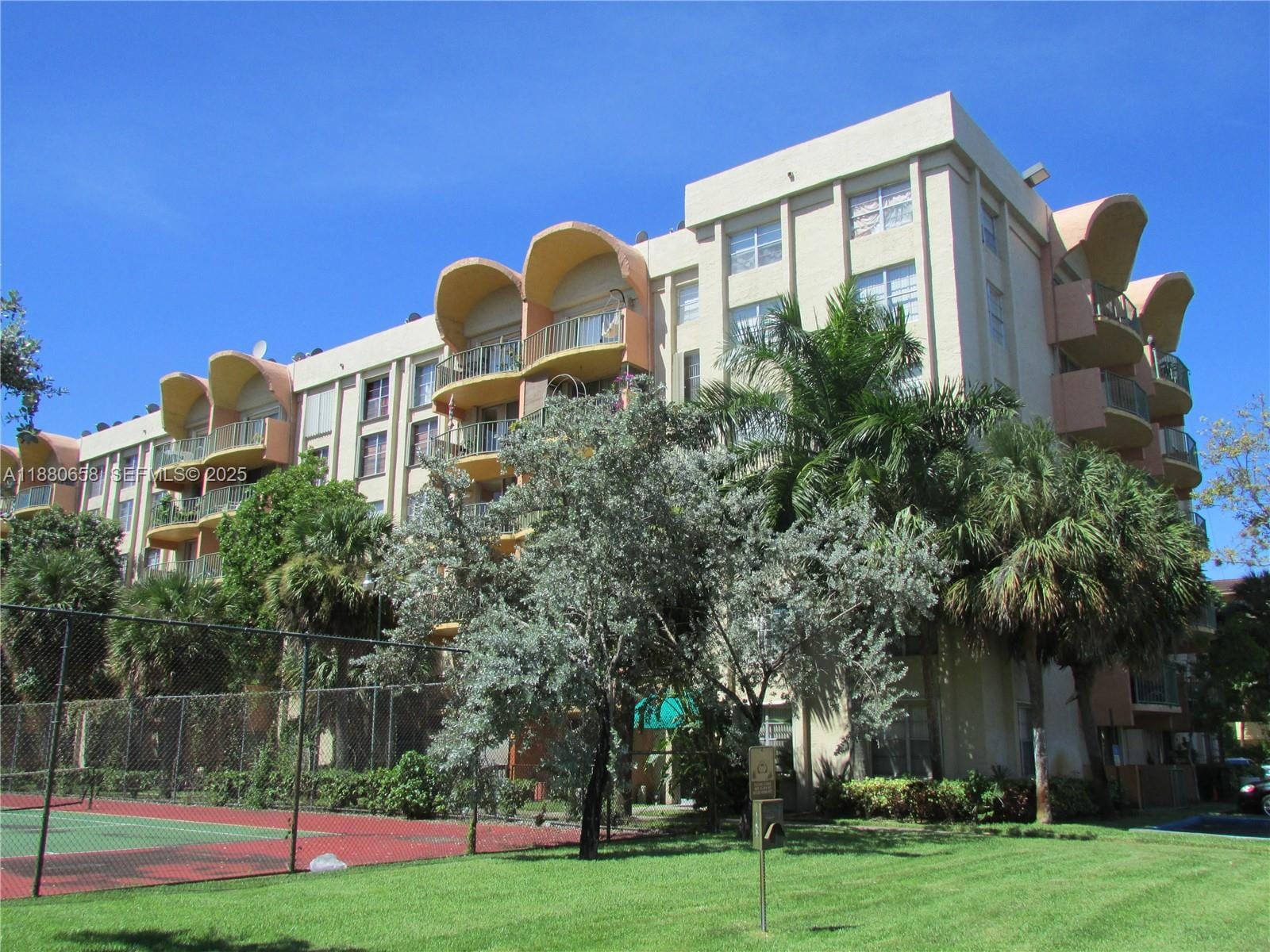 9360 Fontainebleau Boulevard 413, Miami, FL 33172
