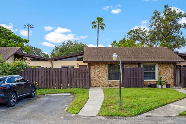 140 Fox Road 3-46, Hollywood, FL 33024