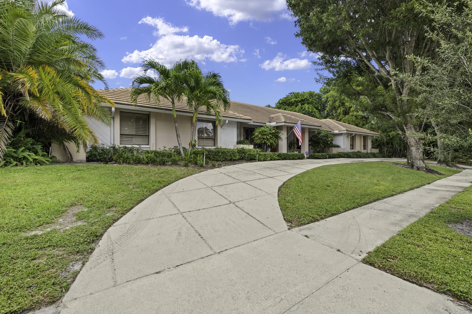 2812 Embassy Drive, West Palm Beach, FL 33401 photo 2