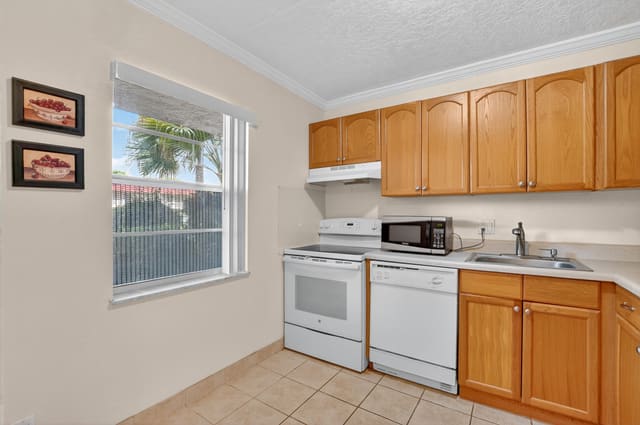 6 Abbey Lane 106, sold in Villages Of Oriole, Delray Beach, FL