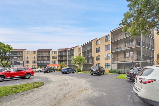 3900 N Hills Drive 301, Hollywood, FL 33021
