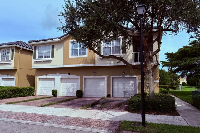 1561 SE Hampshire Way 104, sold in Lexington Lakes, Boynton Beach, FL