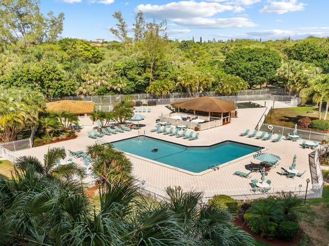 3930 Inverrary Boulevard 606-D, sold in 18th Hole, Lauderhill, FL