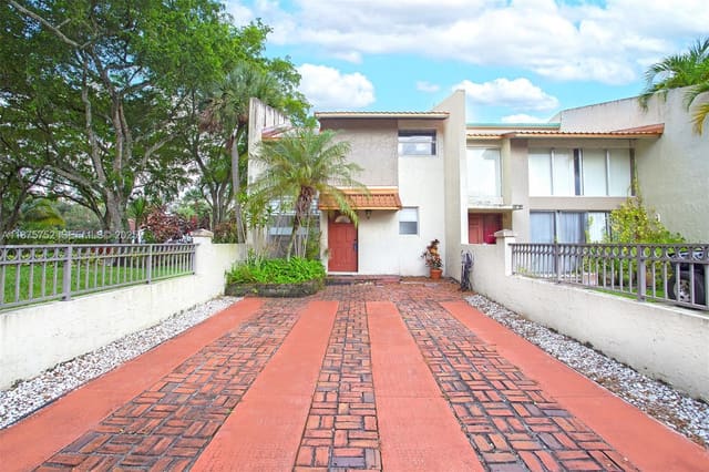 8811 Gatehouse Road 8, sold in Majestic View Condo Numbe, Plantation, FL