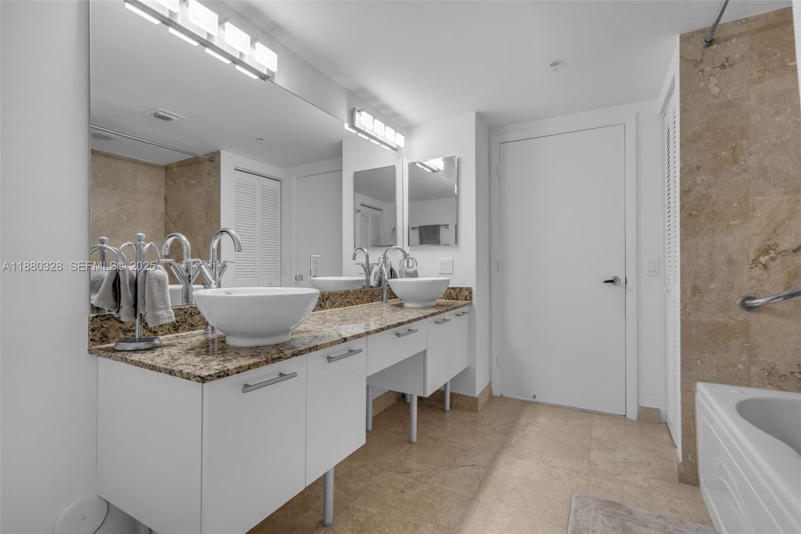 41 SE 5th Street 1112, Miami, FL 33131 photo 13