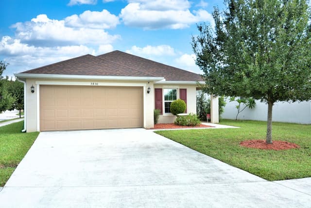5850 NW Pine Trail Circle, sold in Pine Trace Third Replat, Port St Lucie, FL