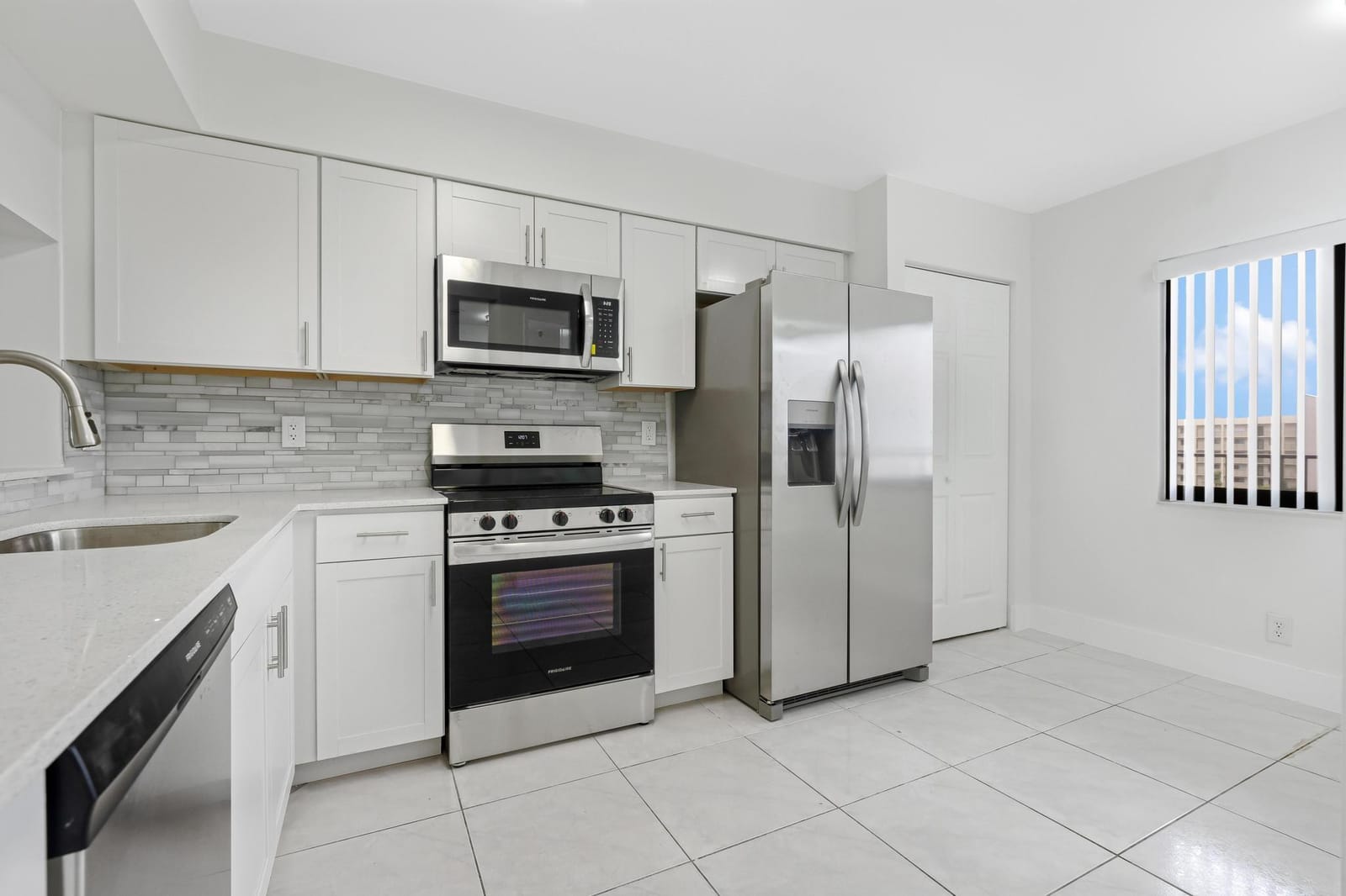 2200 S Cypress Bend Drive 805 — photo 2