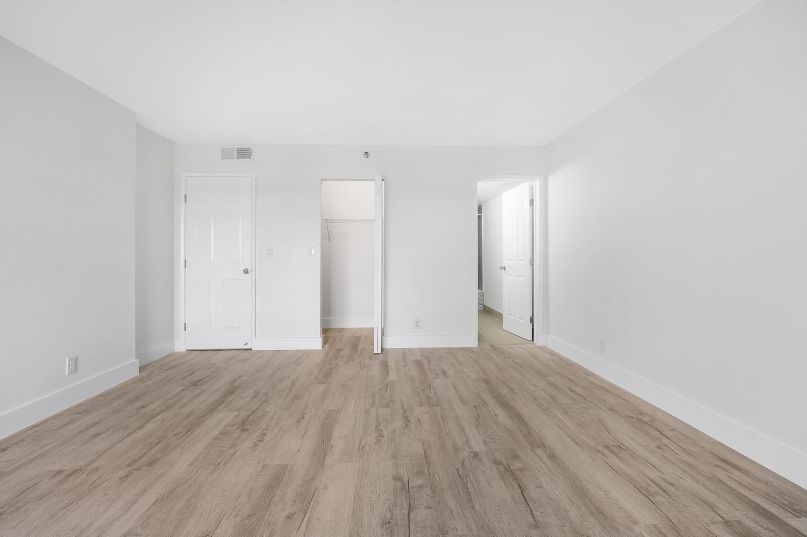 2200 S Cypress Bend Drive 805 — photo 12