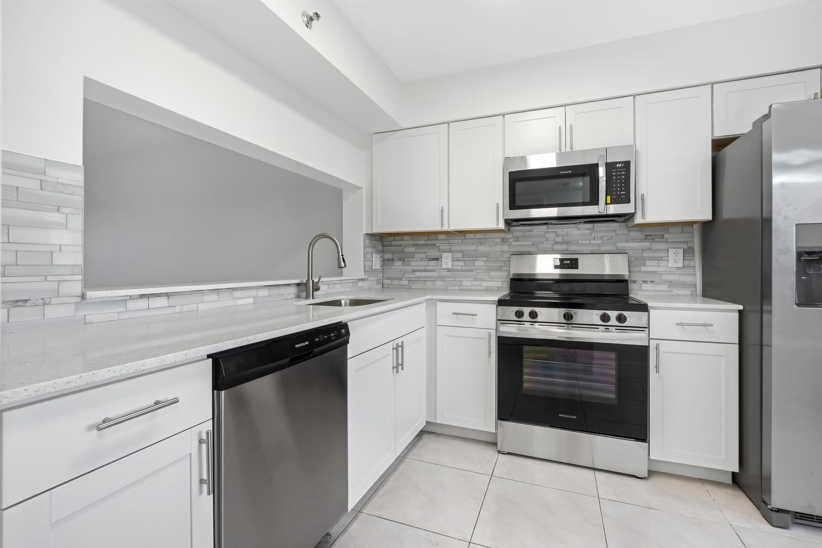 2200 S Cypress Bend Drive 805 — photo 3