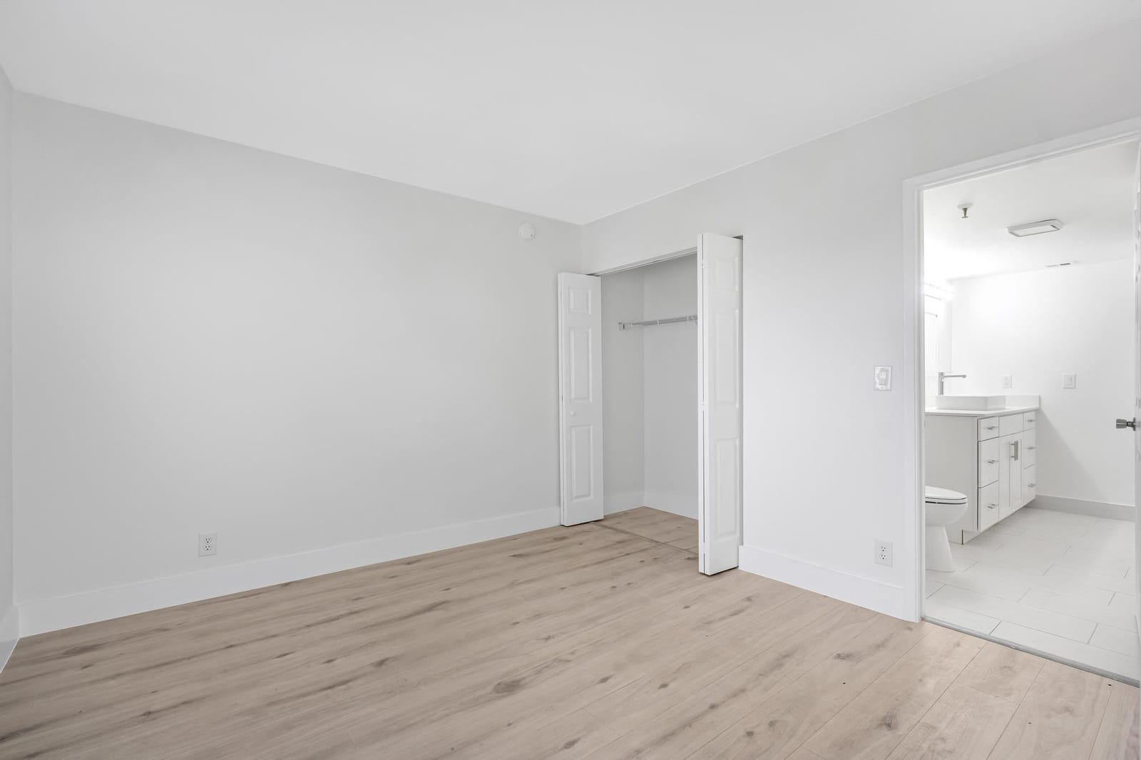2200 S Cypress Bend Drive 805 — photo 9