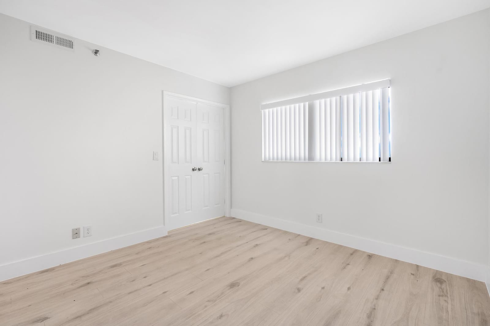 2200 S Cypress Bend Drive 805 — photo 10
