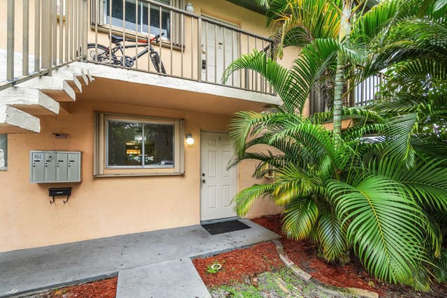 1876 Fairview Villas Drive 3, sold in Fairview Villas, Palm Springs, FL