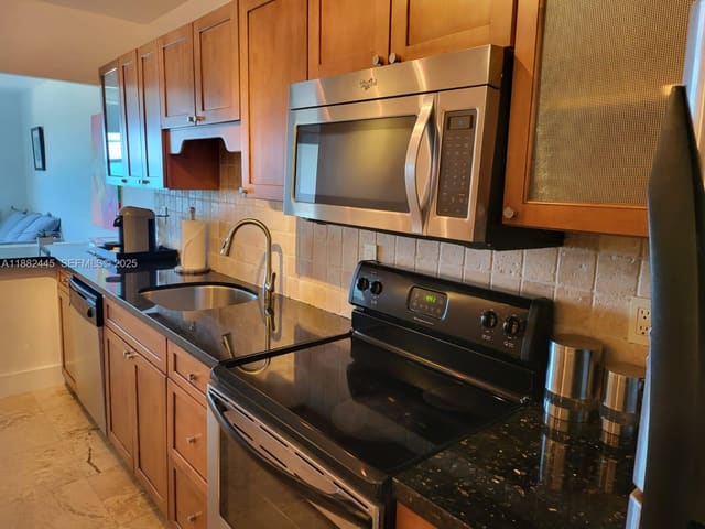 100 Lincoln Road 1238, sold in The Decoplage Condo, Miami Beach, FL