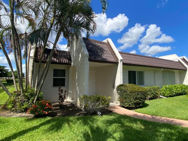 127 Lake Susan Drive, West Palm Beach, FL 33411