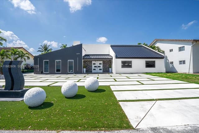 7220 N Oakmont Drive, Hialeah, FL 33015
