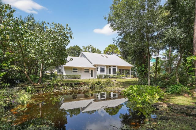 556 SE Meadow Wood Way, sold in Southwood, Palmetto Bay, FL