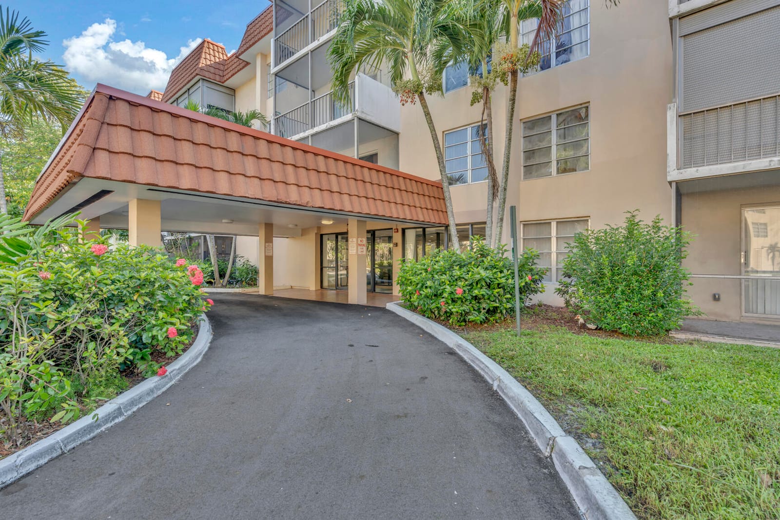 4166 Inverrary Drive 304 — photo 10