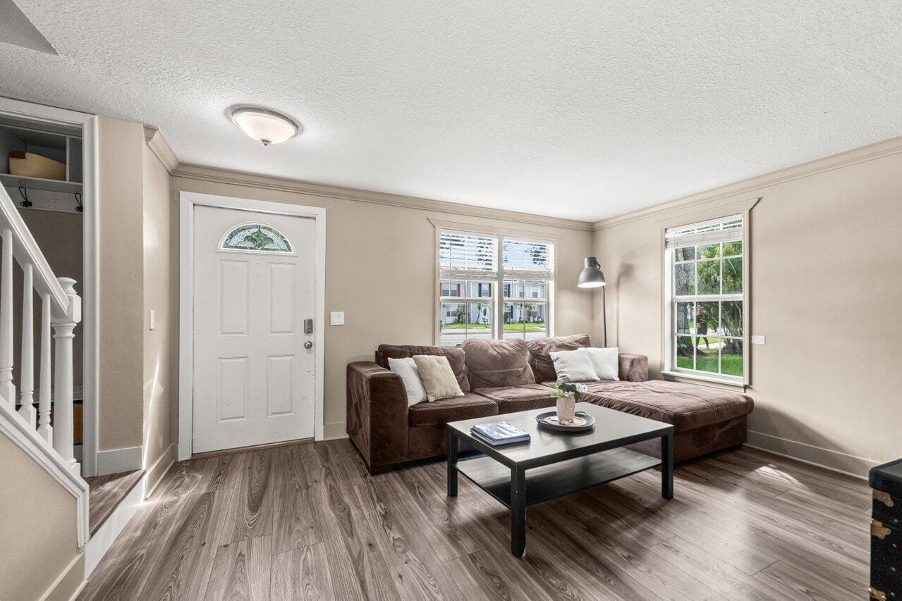 209 Old English Drive — photo 2