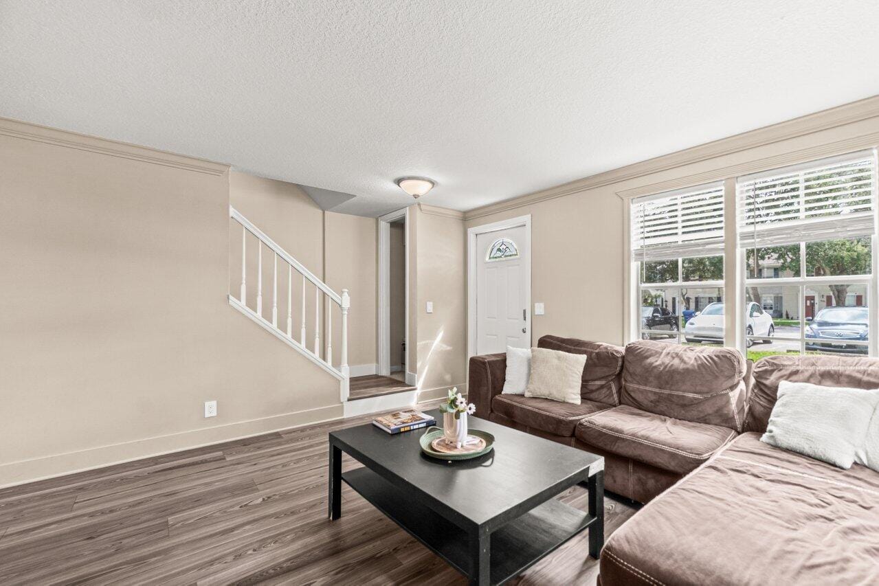 209 Old English Drive — photo 4