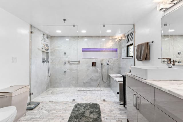 7572 Regency Lake Drive 301, Boca Raton, FL 33433