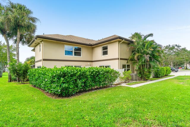 43 Essex Court C, Royal Palm Beach, FL 33411