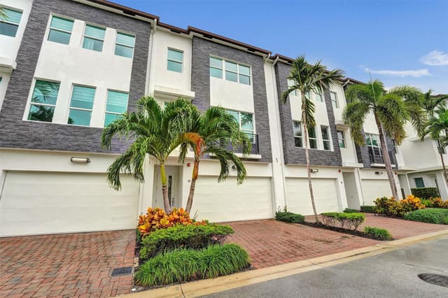 2900 NE 12th Terrace 19, sold in Pointe @ Middle River, Oakland Park, FL