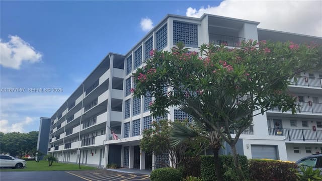 950 Hillcrest Drive 302, Hollywood, FL 33021