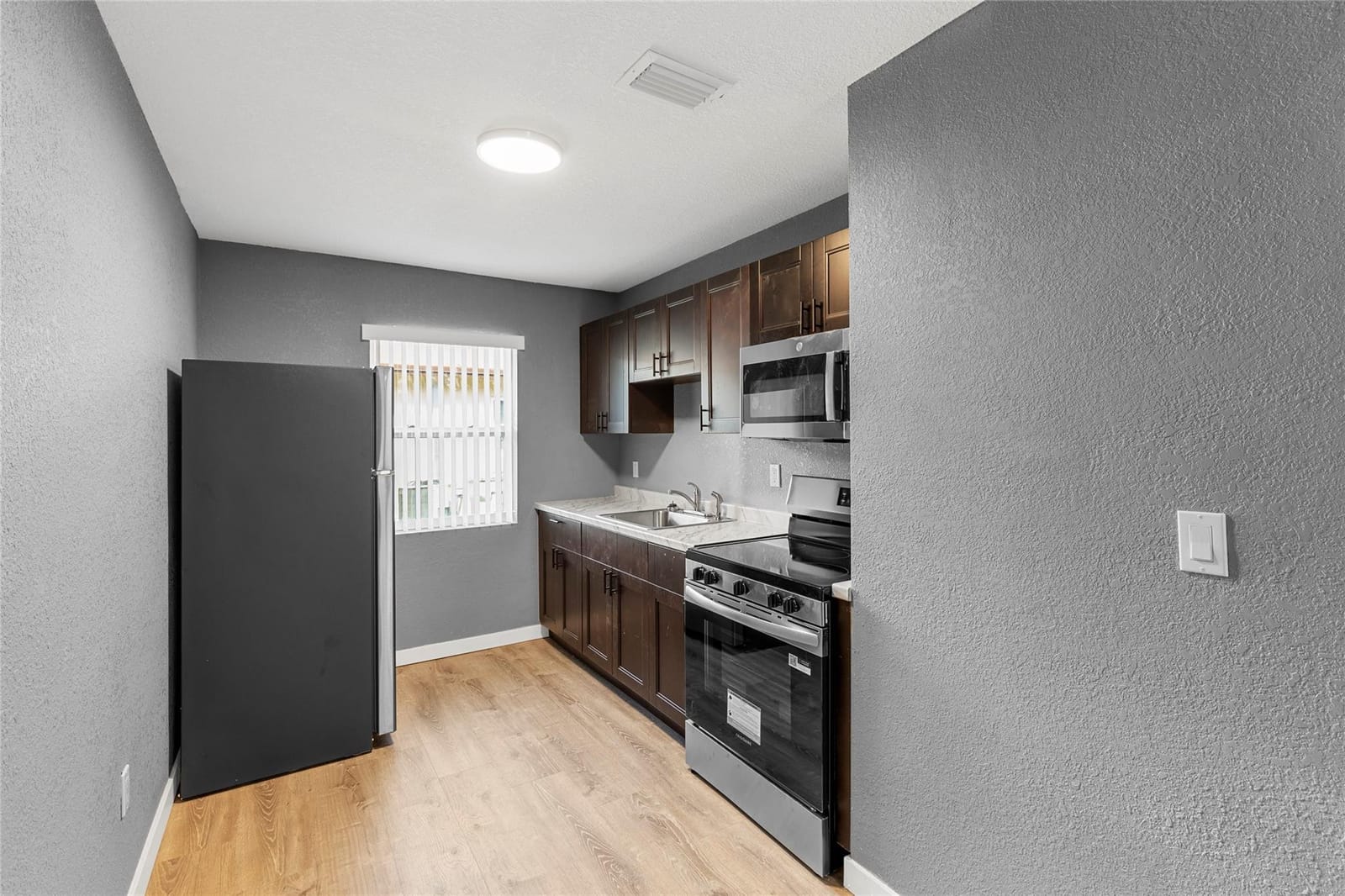 233 NW 12th Court — photo 3