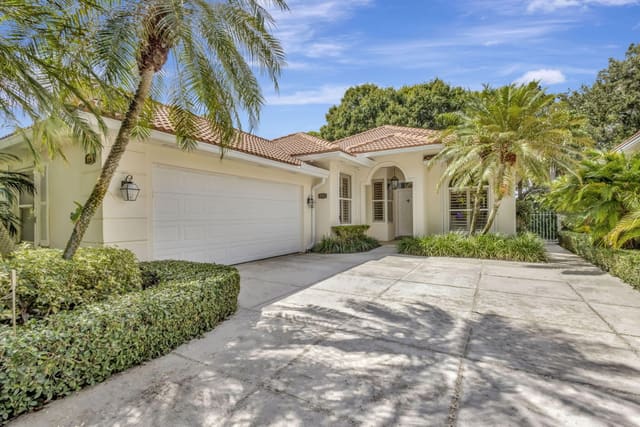 229 E Tall Oaks Circle, sold in Oaks Oaks East 4, Palm Beach Gardens, FL