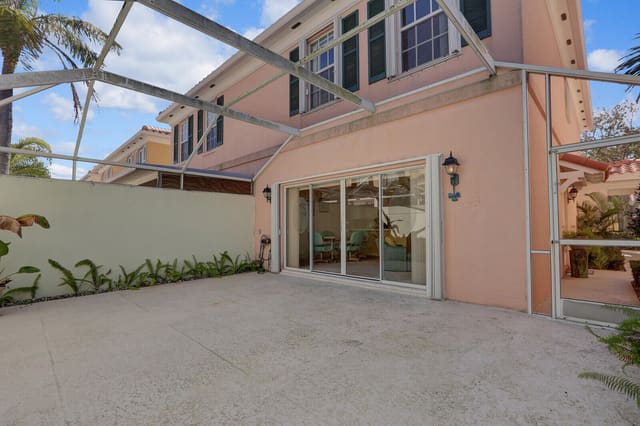 11 Laurel Oaks Circle, sold in Tequesta Oaks, Tequesta, FL