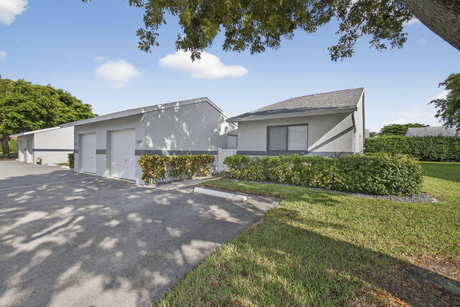2641 Gately Drive W 2404, West Palm Beach, FL 33415 photo 2