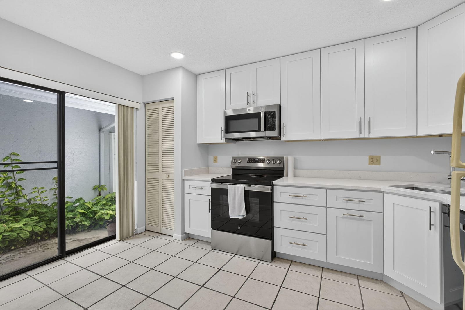 2641 Gately Drive W 2404, West Palm Beach, FL 33415 photo 9