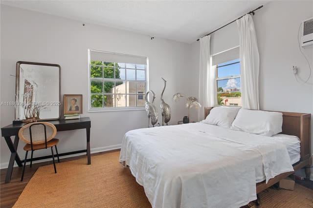 1043 NW 2nd Street 13, Miami, FL 33128