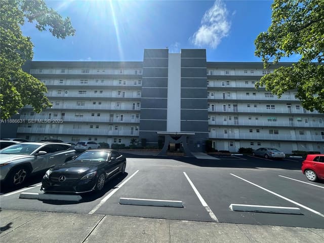 619 NE 14th Avenue 703, Hallandale Beach, FL 33009