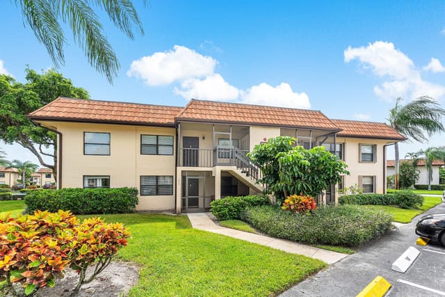 7091 Golf Colony Court 104, sold in Lucerne Lakes, Lake Worth, FL