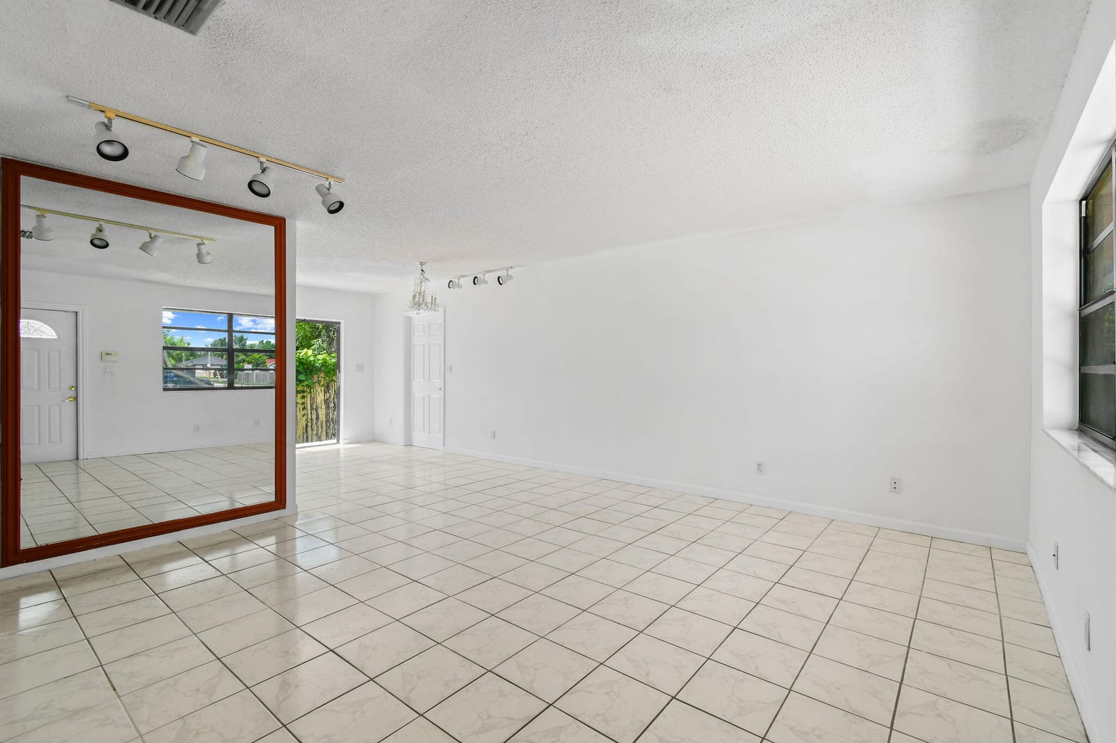 2634 Summit Boulevard — photo 11