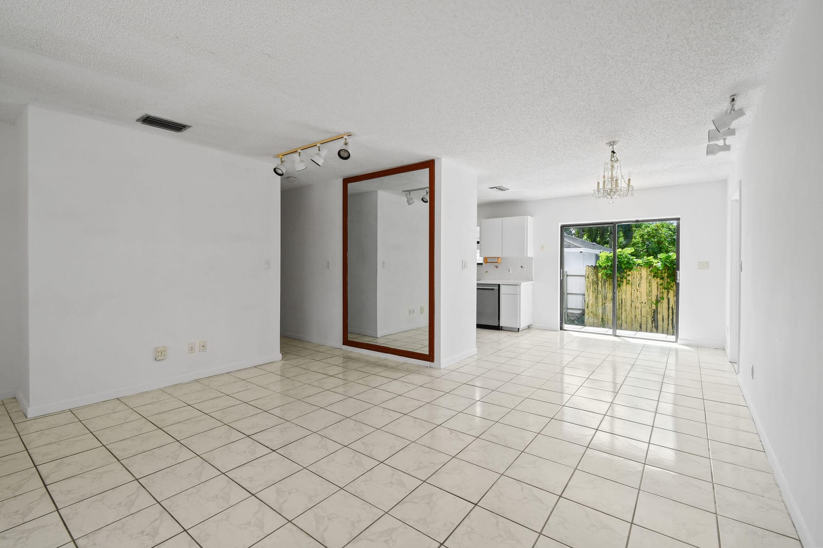 2634 Summit Boulevard — photo 12