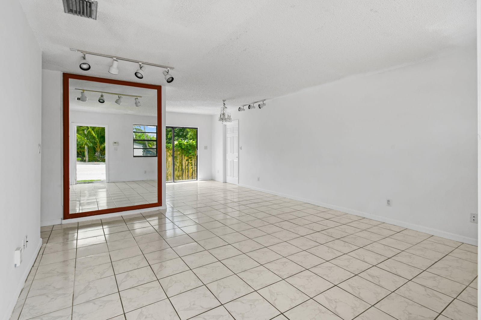 2634 Summit Boulevard — photo 10