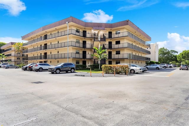 6855 W Broward Boulevard 405, sold in Plantation Club B Condo, Plantation, FL