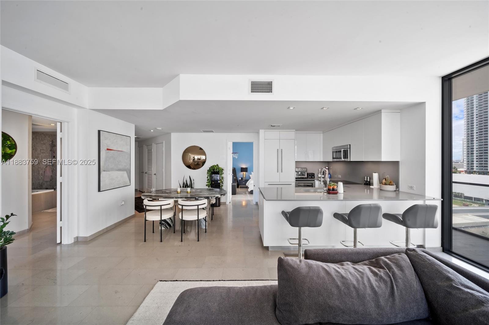 68 SE 6th Street 811, Miami, FL 33131 photo 2