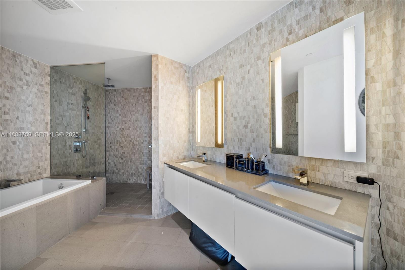 68 SE 6th Street 811, Miami, FL 33131 photo 13