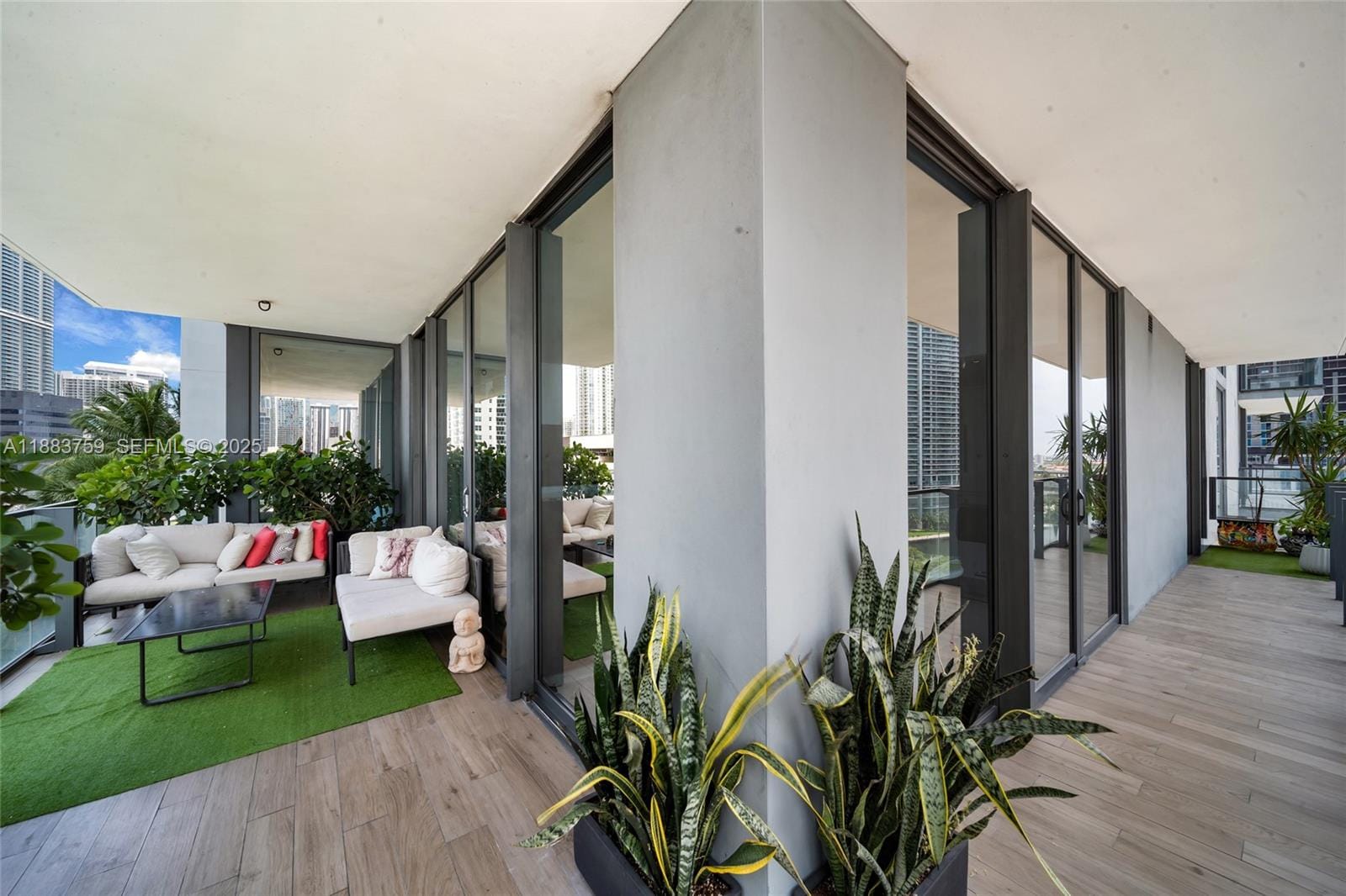 68 SE 6th Street 811, Miami, FL 33131 photo 17
