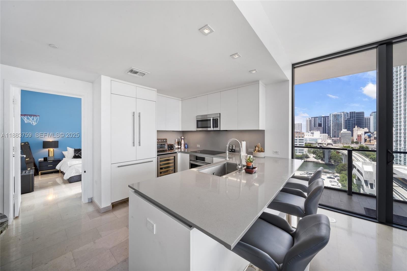 68 SE 6th Street 811, Miami, FL 33131 photo 3