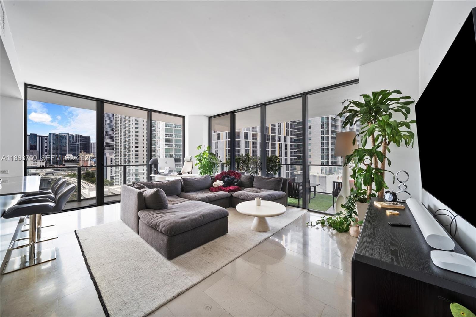 68 SE 6th Street 811, Miami, FL 33131 photo 5