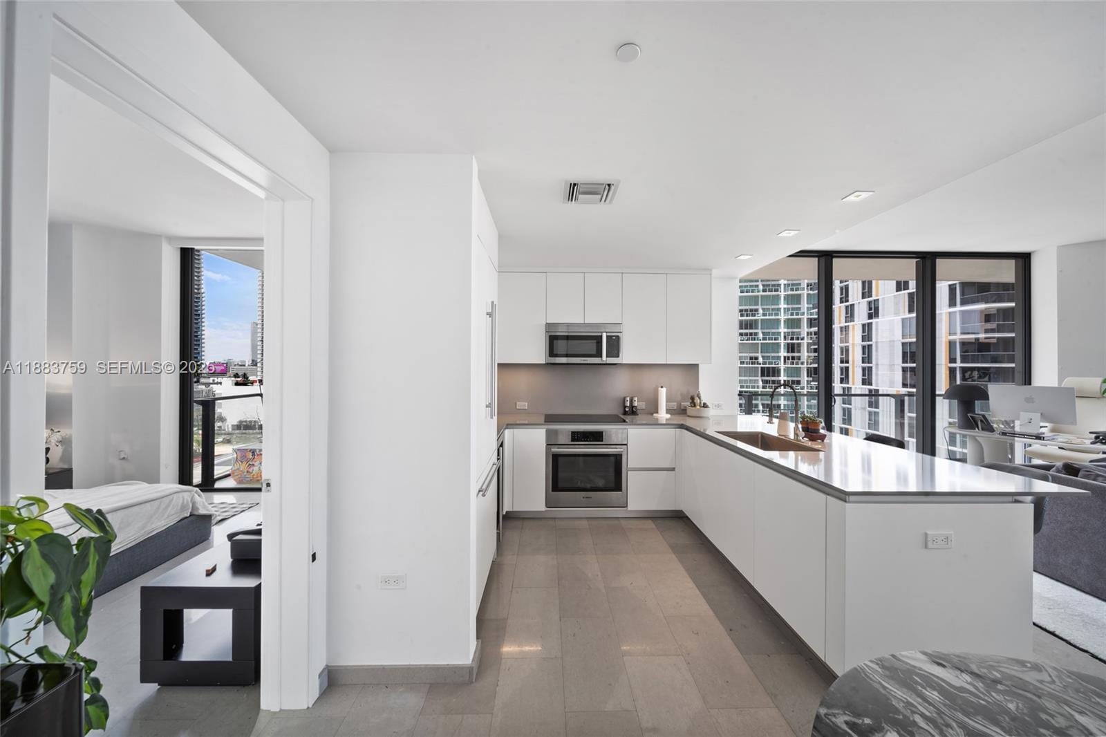 68 SE 6th Street 811, Miami, FL 33131 photo 9