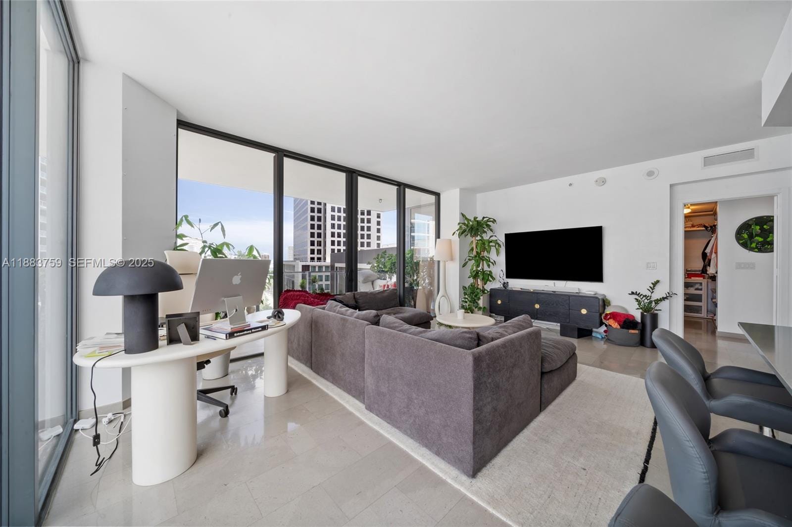 68 SE 6th Street 811, Miami, FL 33131 photo 10