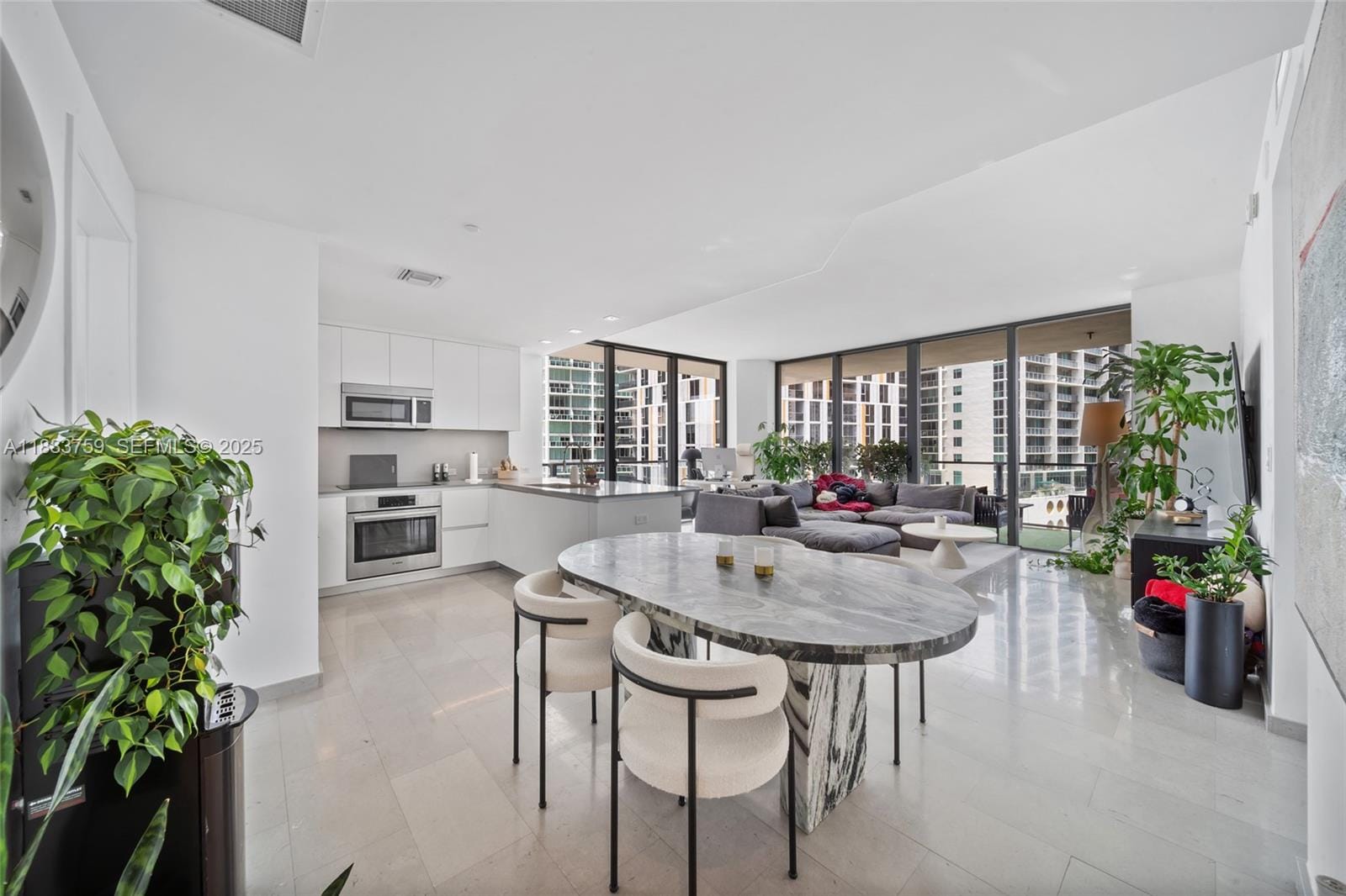 68 SE 6th Street 811, Miami, FL 33131