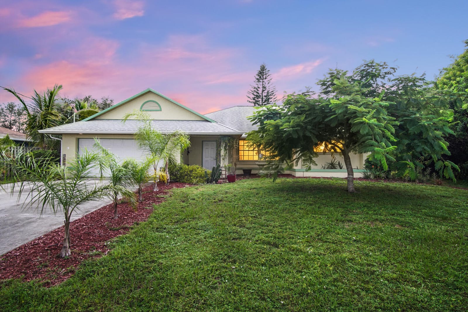566 SE Oakridge Drive, Port St. Lucie, FL 34984